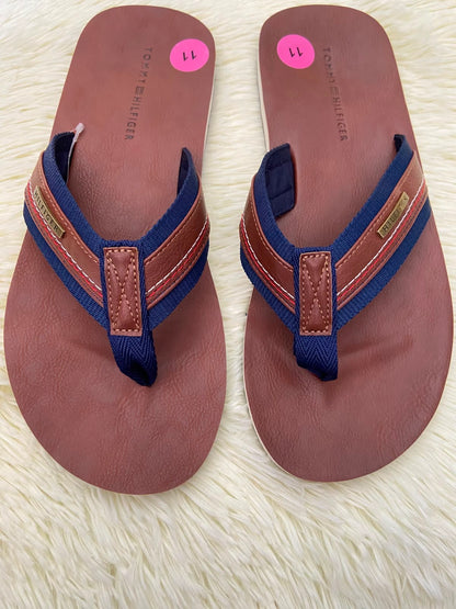 Sandalias TOMMY HILFIGER Original, Marron oscuro con detalles en color azul marino y placa HILFIGER en color bronce.