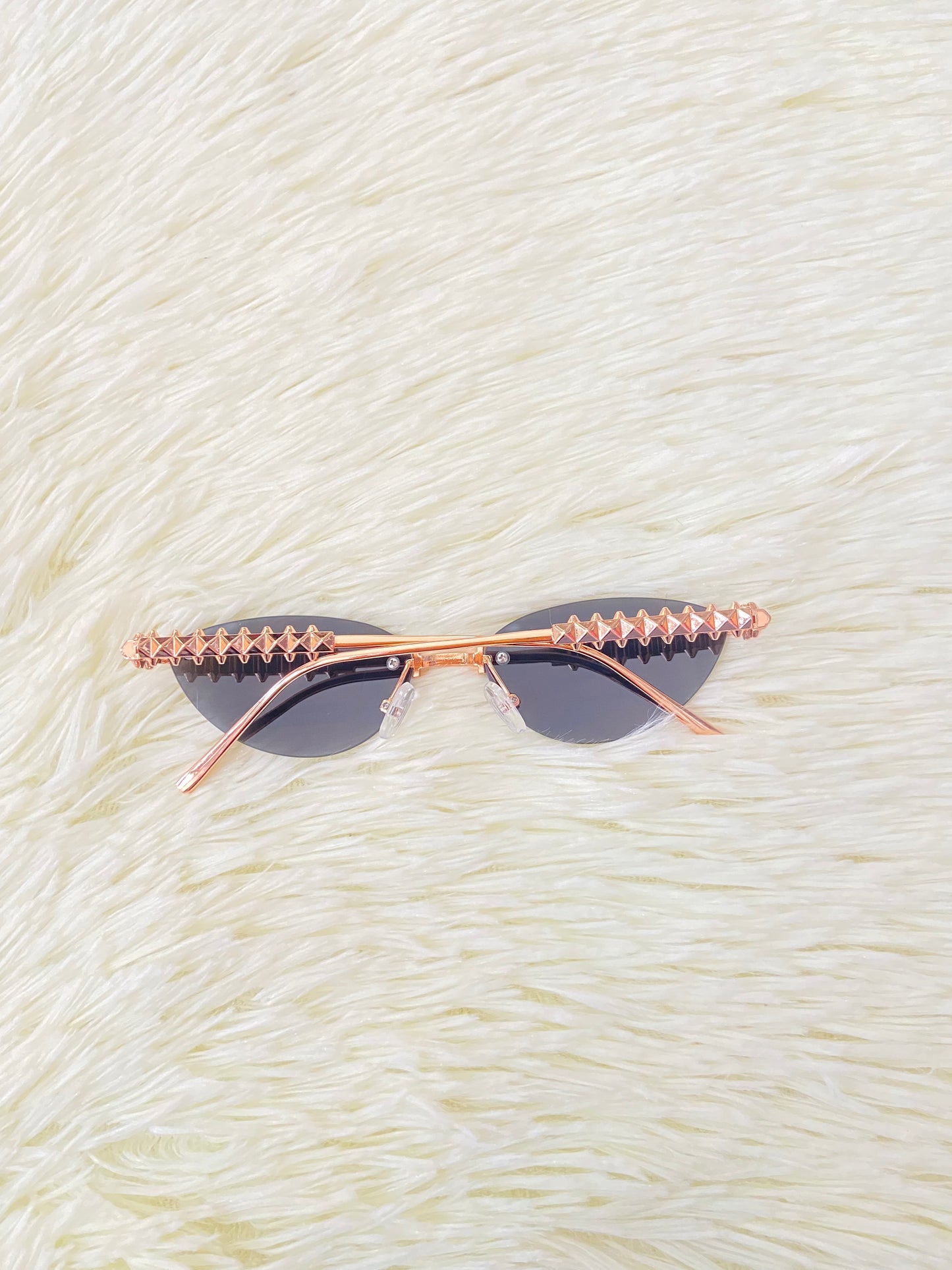 Lentes montura metálica color rosado/dorado estilo cat-eye.