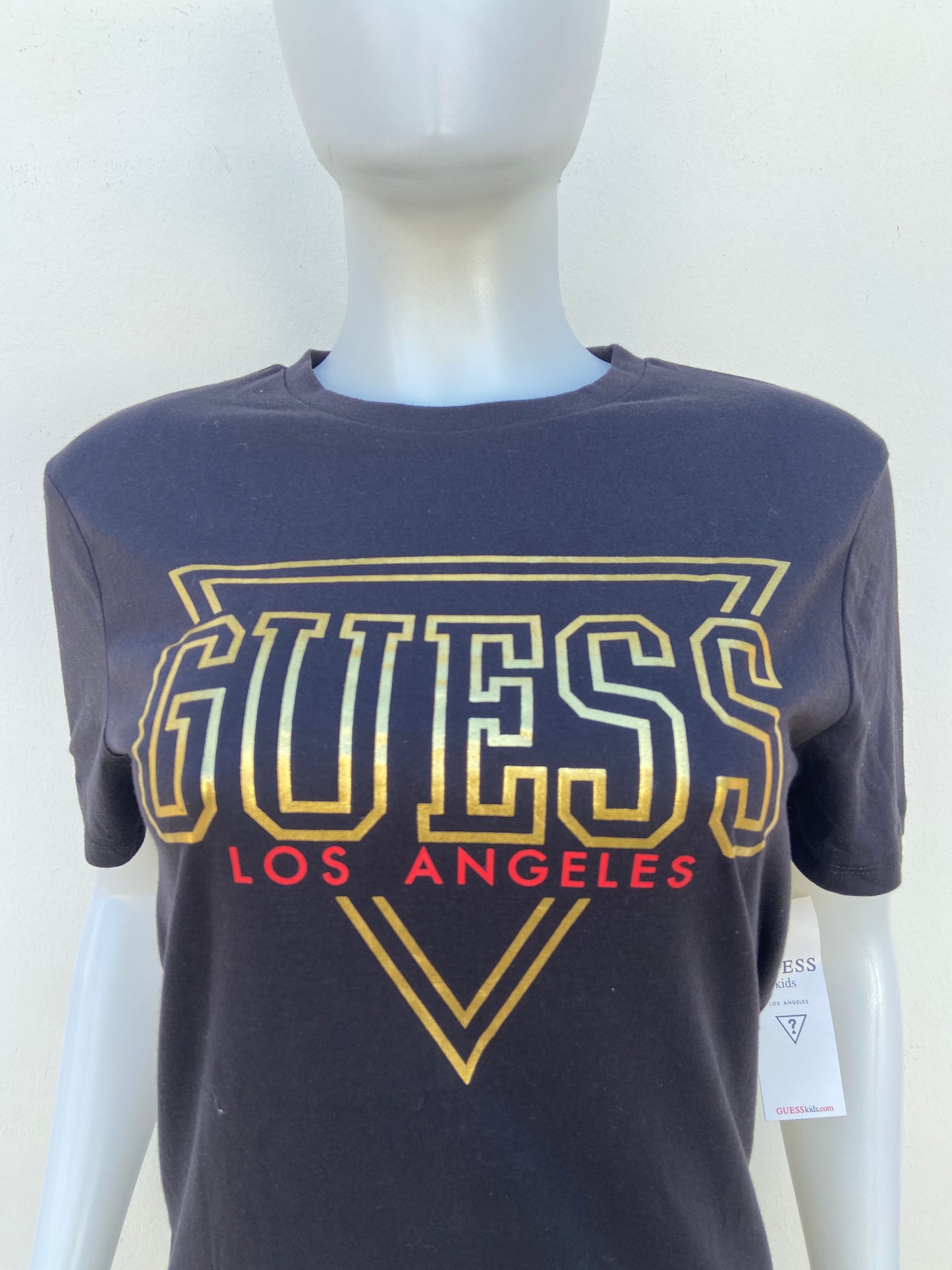 T-shirt Guess original negro con letras Guess Los Angeles en dorado y rojo.