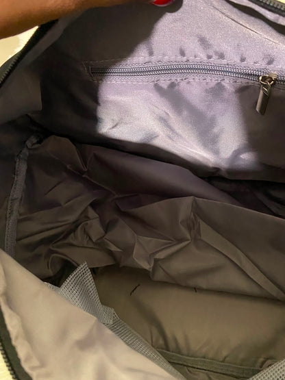 Bulto de viaje o gimnasio, negro con varios compartimentos y lazo adicional