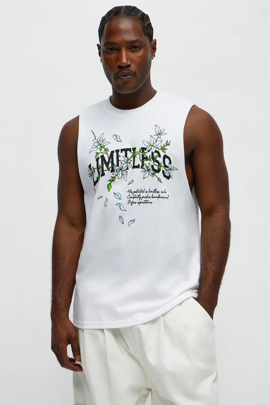 Franela blanca con letras al frente en color negro y flores verdes y azules LIMITLESS