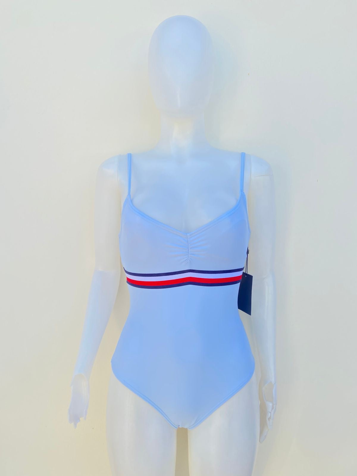 Biquini TOMMY HILFIGER original, ajustable, azul claro con banda en color azul marino, blanco y rojo.