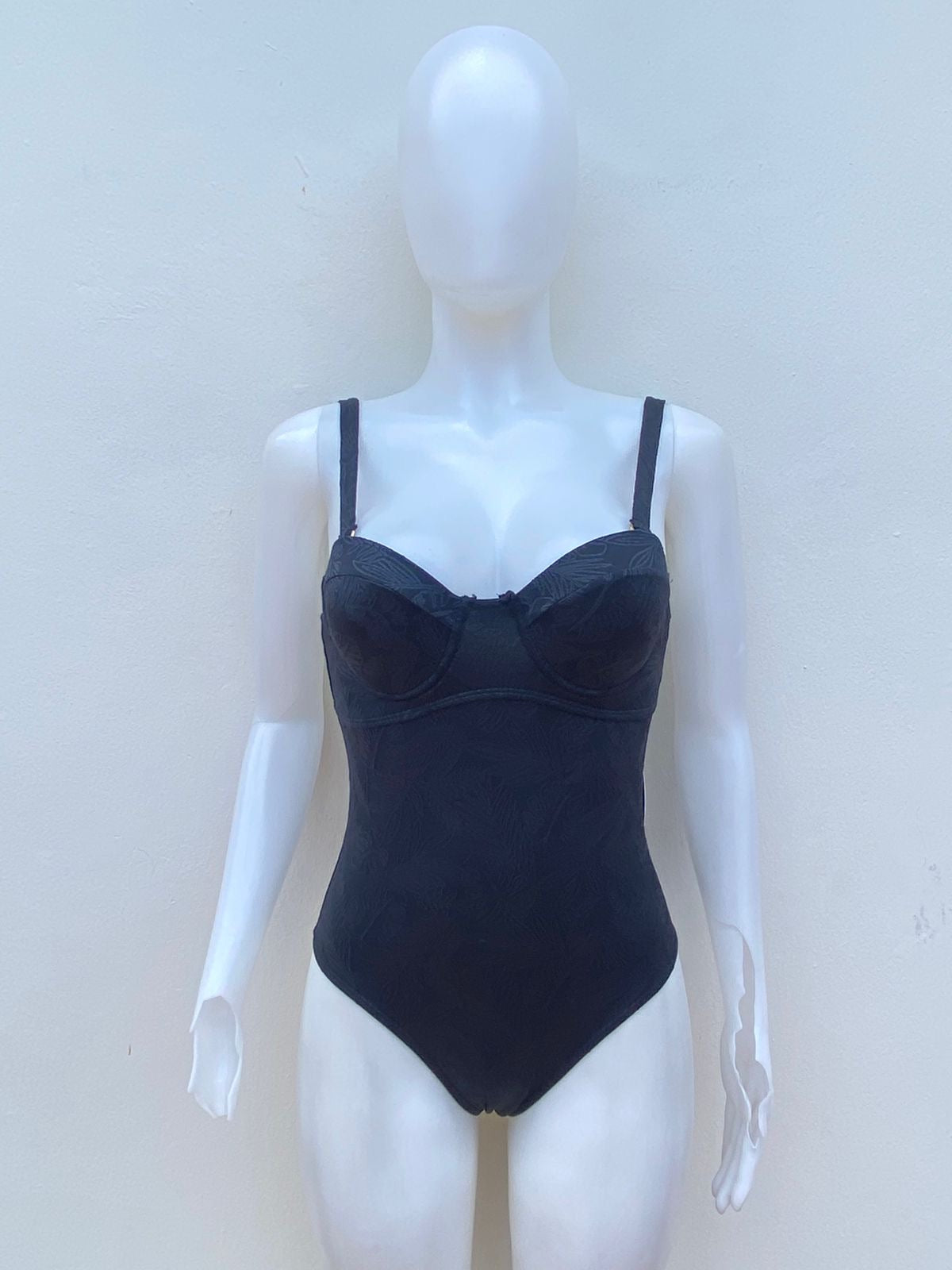 Biquini, negro con bordado de flores en hilo negro, una pieza.