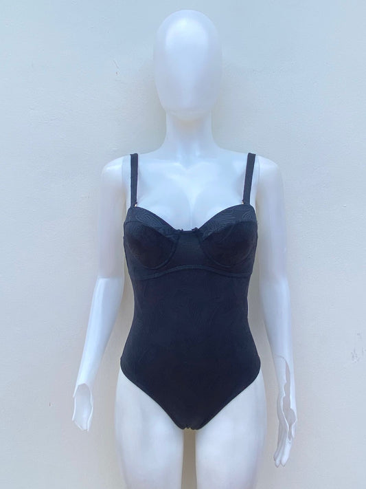 Biquini, negro con bordado de flores en hilo negro, una pieza.