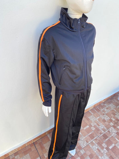 Chaqueta negra, con estampado de mariposa en la parte de atrás y líneas en color naranja en los lados.