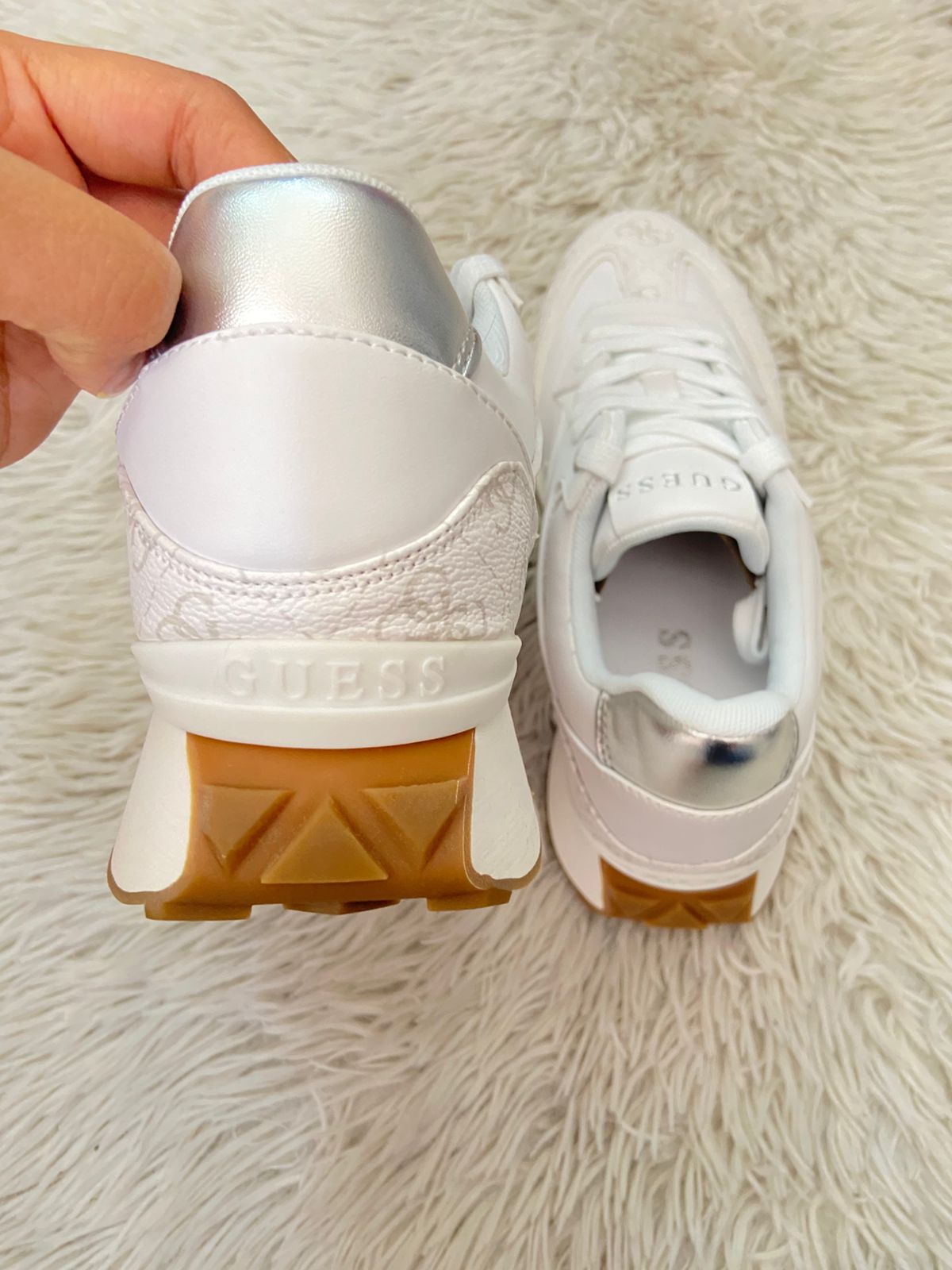 Tenis GUESS original blanco con marrón altos, com logotipo de Guess.