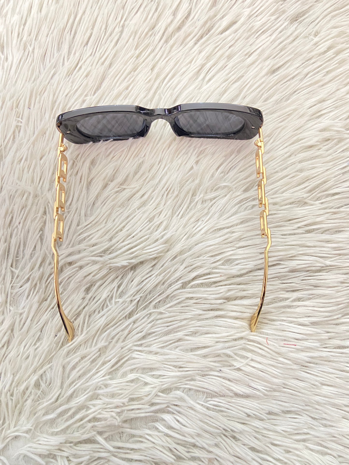 Lentes Fashion Nova original negro pequeños con detalles dorado.