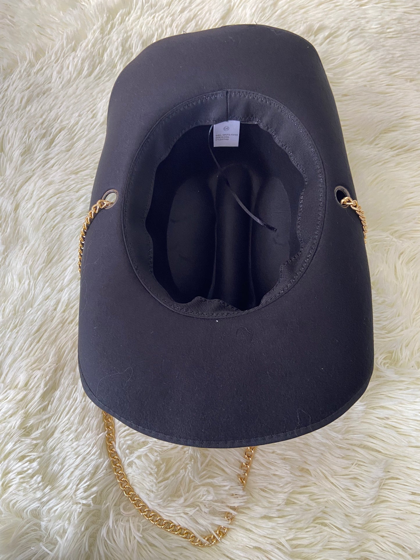 Sombrero, negro con Cadena dorada decorativa, estilo vaquero.