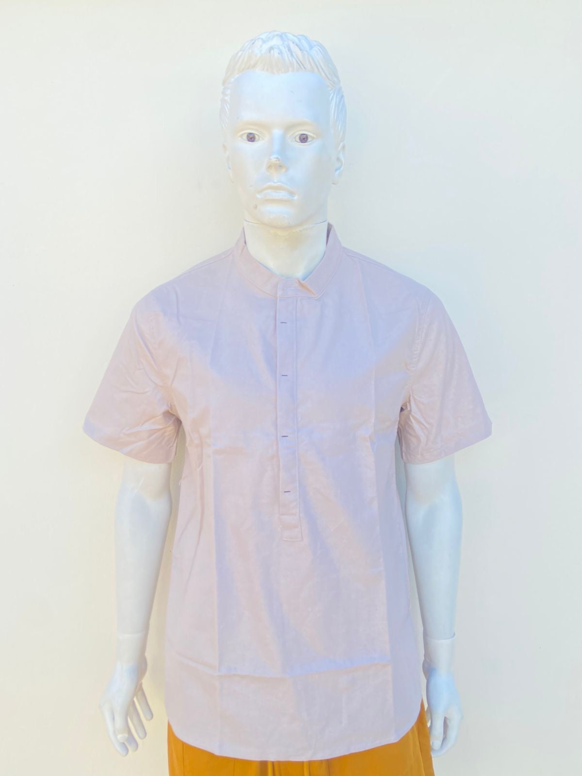 Camisa en color gris claro, manga corta y cuello mandarin.