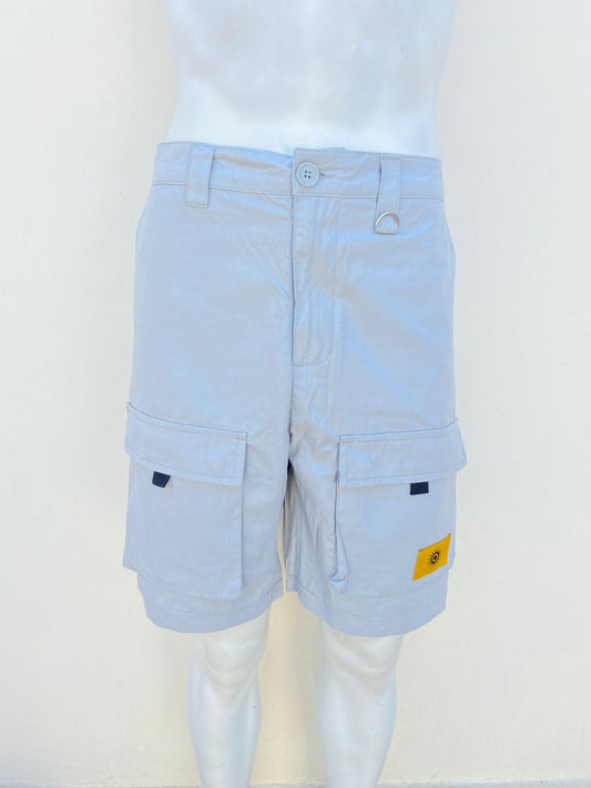 Bermuda Forever 21 original gris claro con un detalle de un sol, en la parte de abajo.