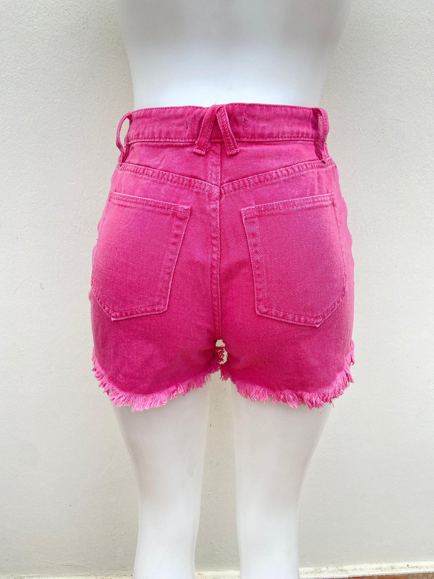 Short, rosado con rasgados, sin ruedo.