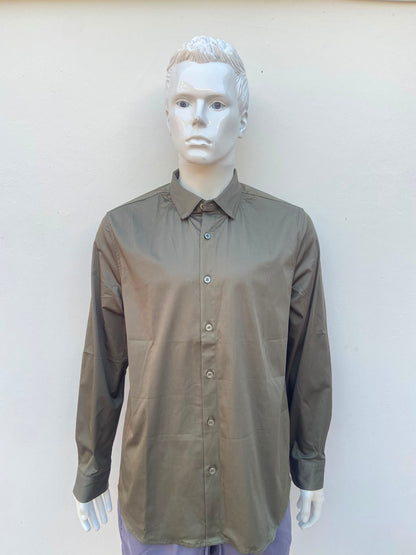 Camisa manga larga color verde oliva.