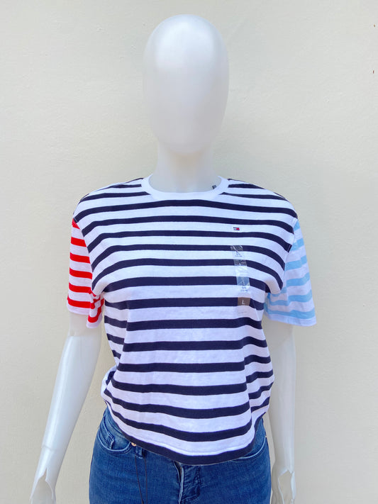 Top TOMMY HILFIGER original, blanco con rayas en color azul marino y mangas en color rojo y azul con rayas.