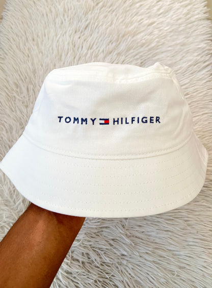 Gorro TOMMY HILFIGER original blanco con letras de la marca en frente.