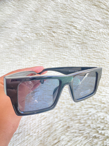 Lentes con protección UV 100-400 para proteger tu visión. Negros con montura cuadrada plana y cristales negros claros