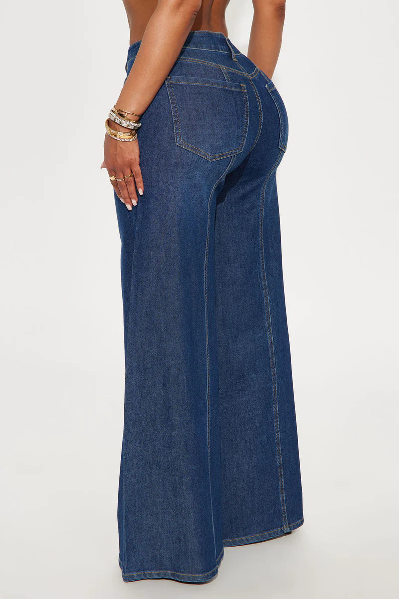 Pantalon Jean, azul oscuro ancho con costura en hilo Marron.