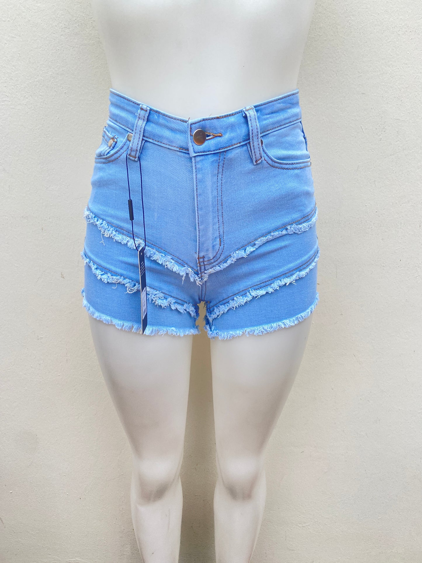 Short, azul claro con detalles de destruido en frente.