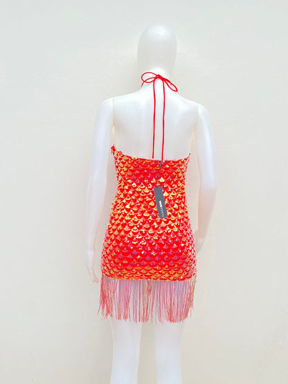 Vestido naranja con lentejuelas y arandela de brillo.