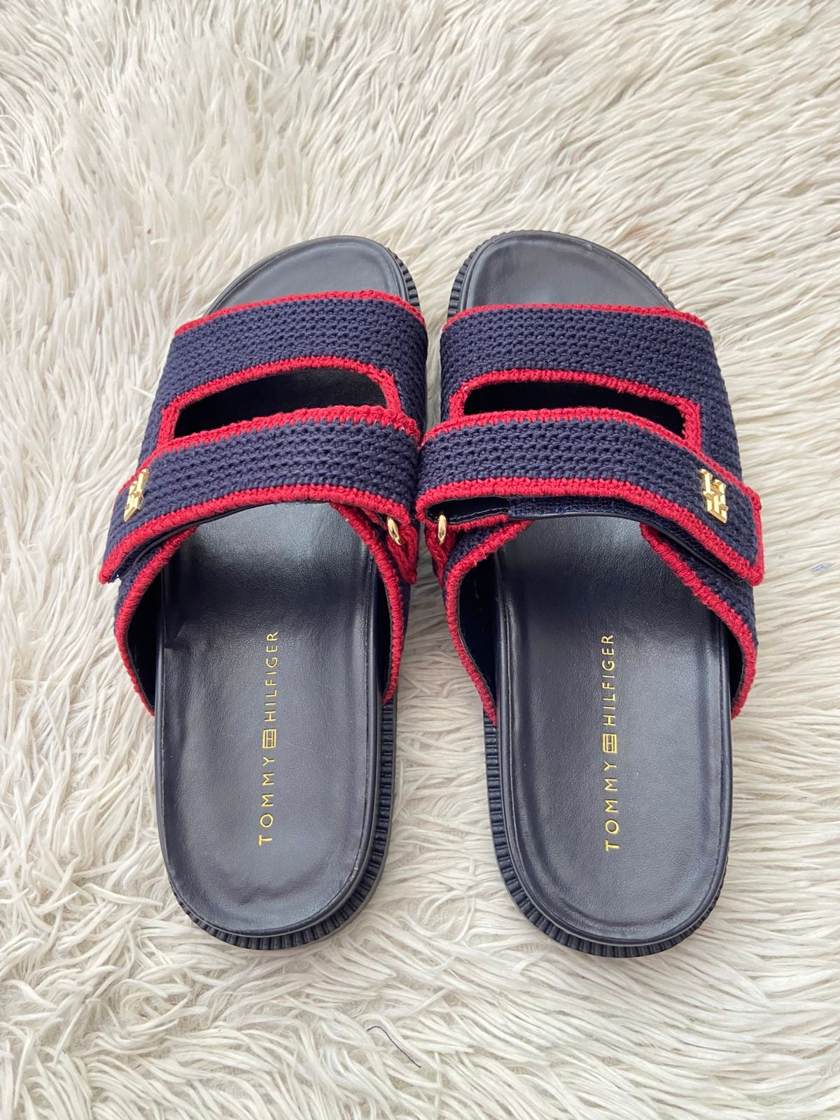 Sandalias TOMMY HILFIGER original, azul marino con rayas en color rojo y tela crochet, más placa TH en dorado.