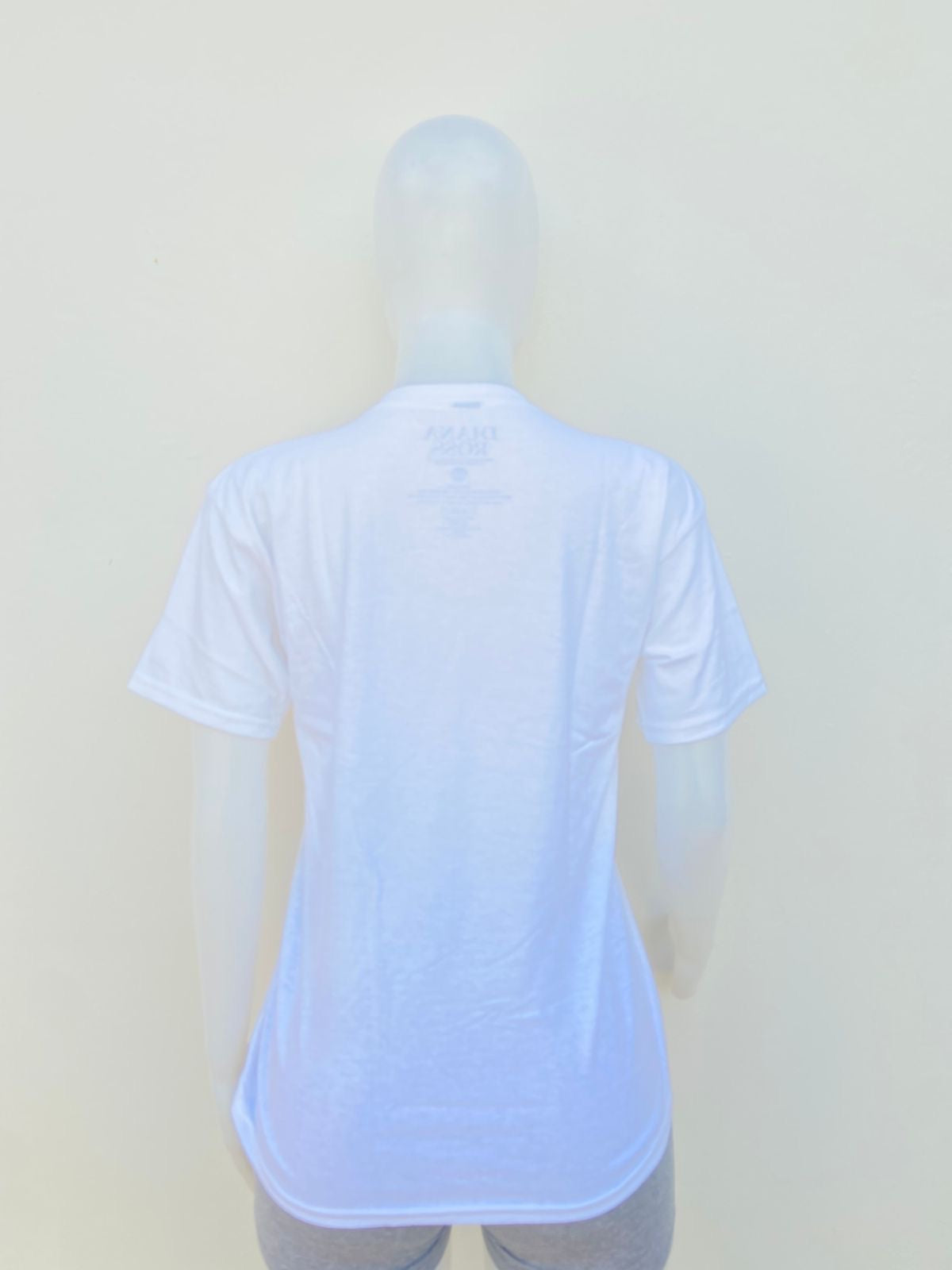 T-shirt blanco con letra en color roja al frente CIAO