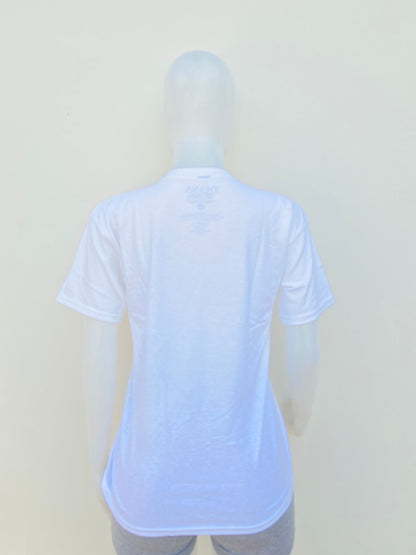 T-shirt blanco con letra en color roja al frente CIAO