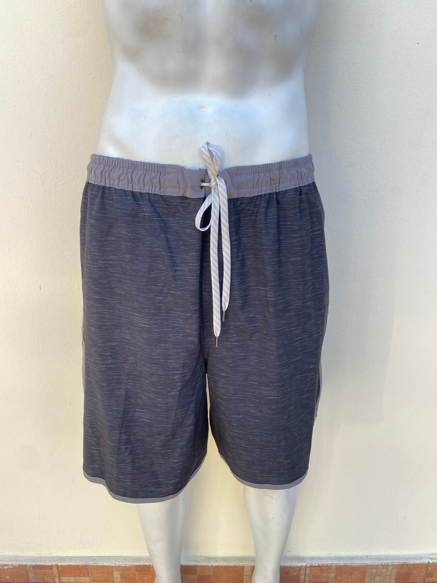 Bañador SONOMA original, gris oscuro charcoal con gris más claro en la pretina.