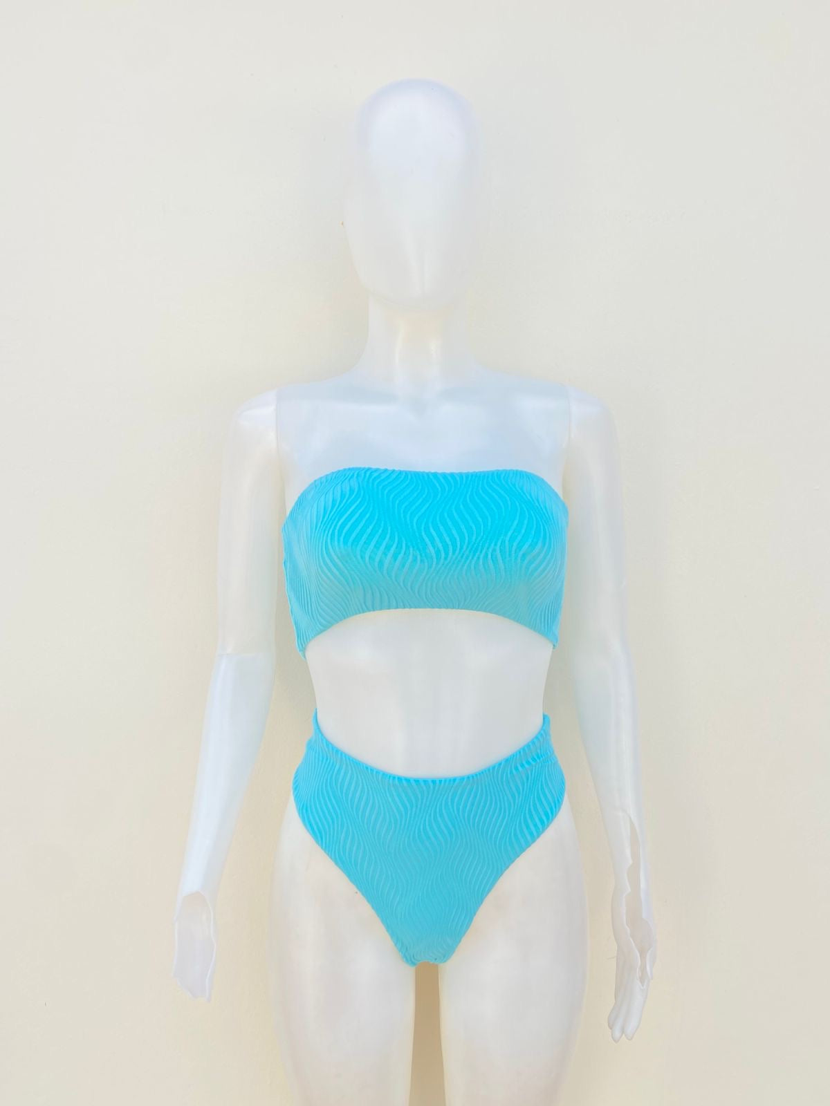 Biquini, azul turquesa con estilo de ondas, strapless, dos piezas.