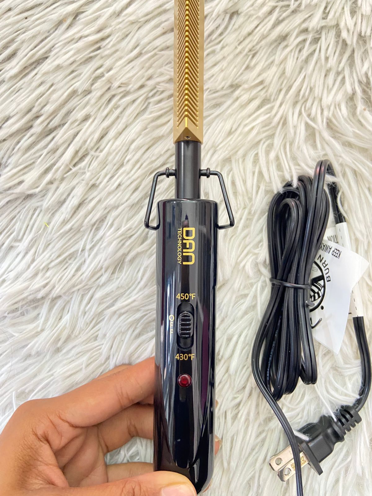Peine caliente DAN TECHNOLOGY original, ✨ 450°F de calor alto
✨ Tecnología cerámica para un acabado más suave
✨ Calienta en solo 30 segundos
✨ Voltaje dual (ideal para viajes)
✨ Cable giratorio 360° para mayor comodidad