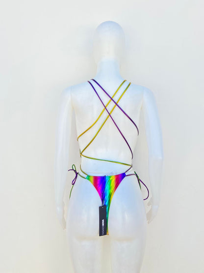 Biquini, de una pieza multicolor con lazos cruzados en tela impermeable.