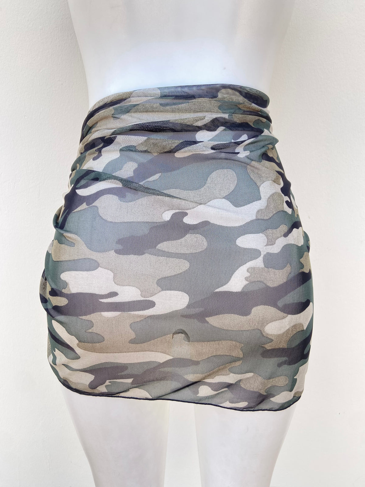 Salida de playa/cover Up con estampado de militar en tonos verde oliva, beige y negro