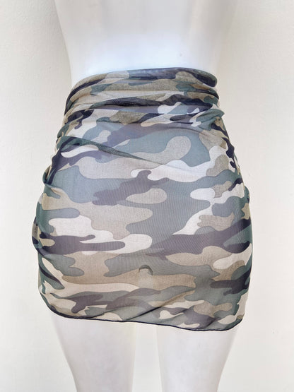 Salida de playa/cover Up con estampado de militar en tonos verde oliva, beige y negro