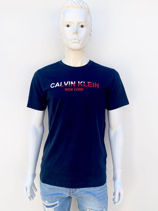 T-shirt Calvin Klein original azul marino con letras CALVIN KLEIN rojo, con blanco.