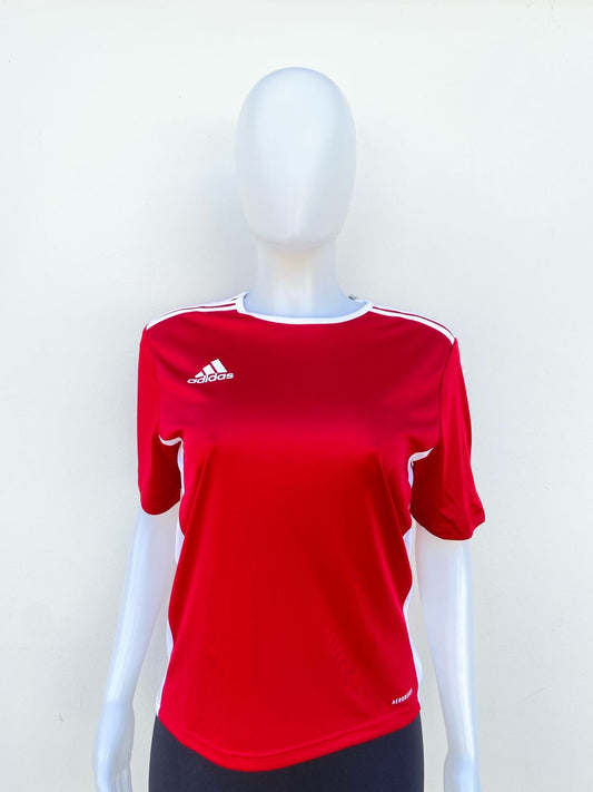T-shirt Adidas original, rojo con rayas blancas y logotipo de la marca en blanco.
