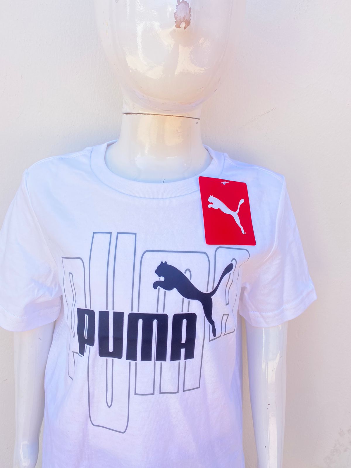 T-shirt Puma original blanco con letras PUMA en negro y logotipo de la marca.