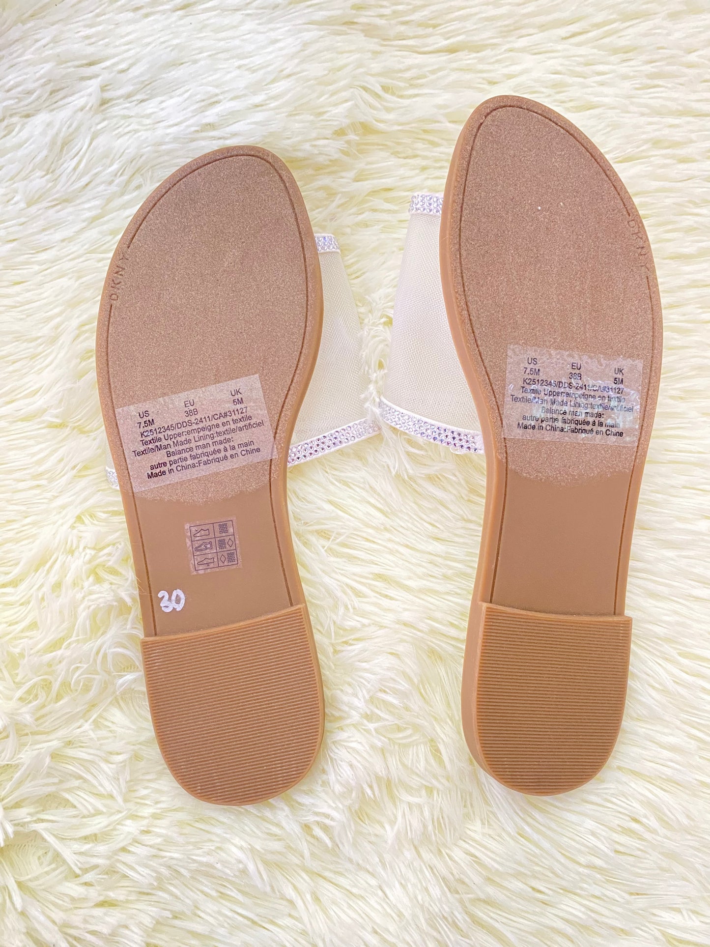 Sandalias DKNY original, blanca con diamantes plateados y suela marron.
