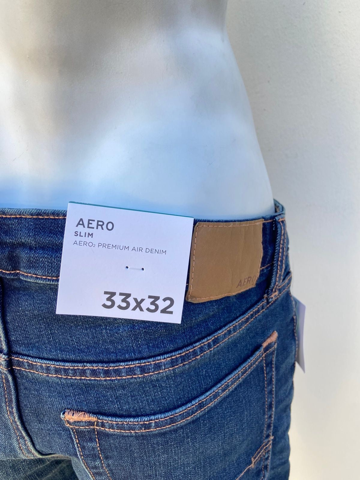 Pantalón jeans AÉROPOSTALE original, azul marino liso con costura en hilo marrón.