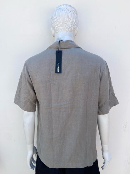 Camisa verde oliva con dos bolsillos en la parte del frente .