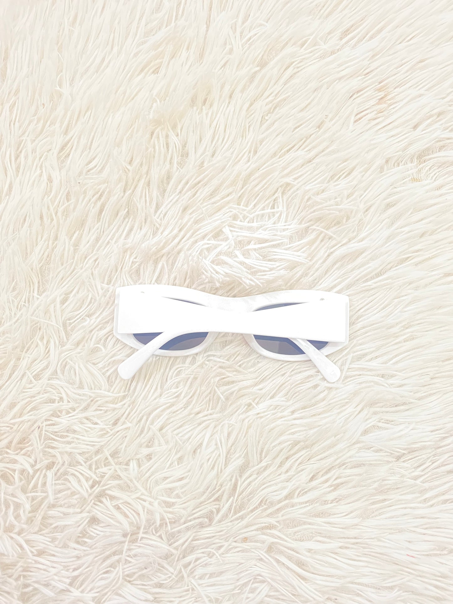 Lentes Fashion Nova original, blanco, con detalles dorado.