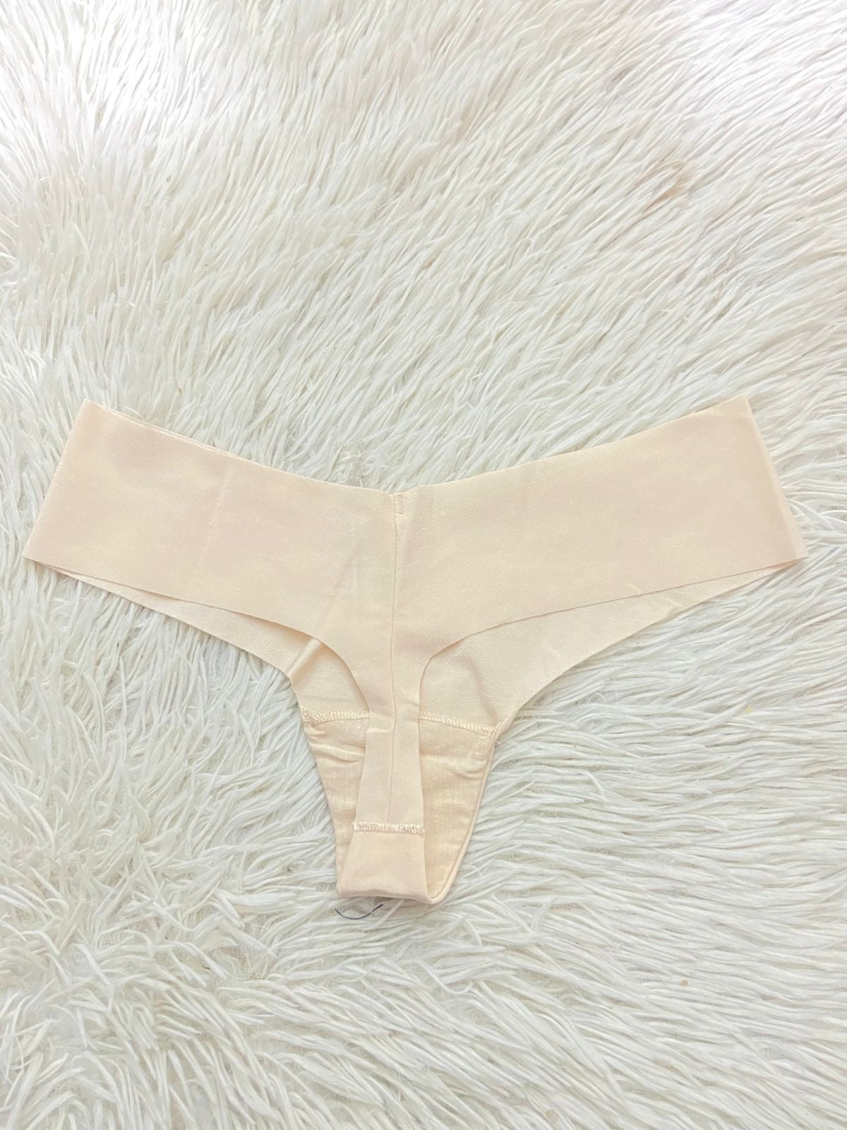 Panti PINK original, crema liso con pequeñas letras PINK en negro en cursivas, tanga.