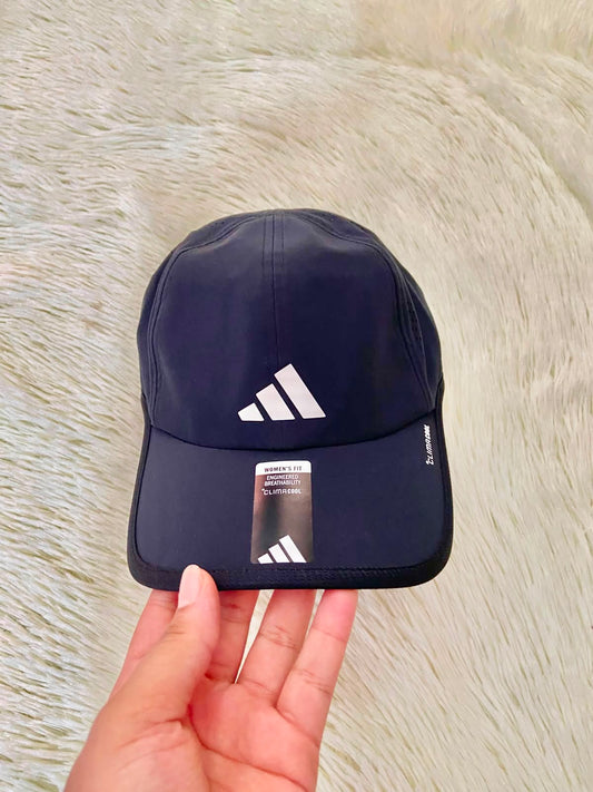 Gorra ADIDAS original, color negra con logotipo de la marca al frente en color blanco, ajustable, para mujer.
