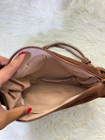 Cartera, marron en terciopelo y nudos en la manga.