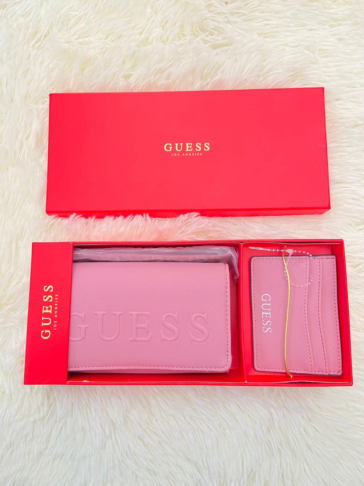 Set GUESS original de monedero/ cartera y tarjetero de color rosado ( Dusty Rose ) con letras de color plateado y rosado.