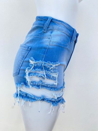 Short azul claro con rasgados.
