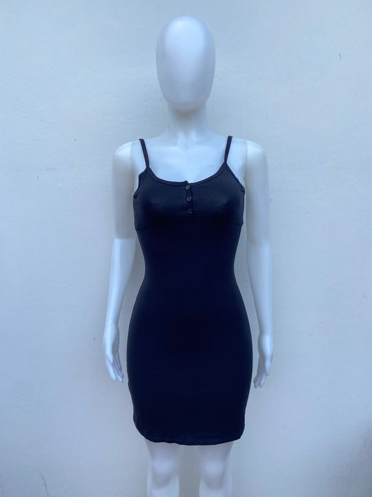 Vestido Fashion Nova original negro con botones en frente.