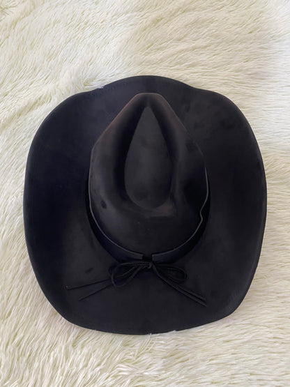 Sombrero, negro con detalles de hilos blancos y detalle de puntos dorados.