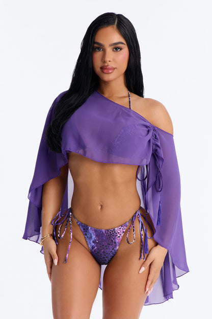 Biquini de 3 piezas, morado con estampado de animal print y tonos purpura, top manga larga con una manga caida.