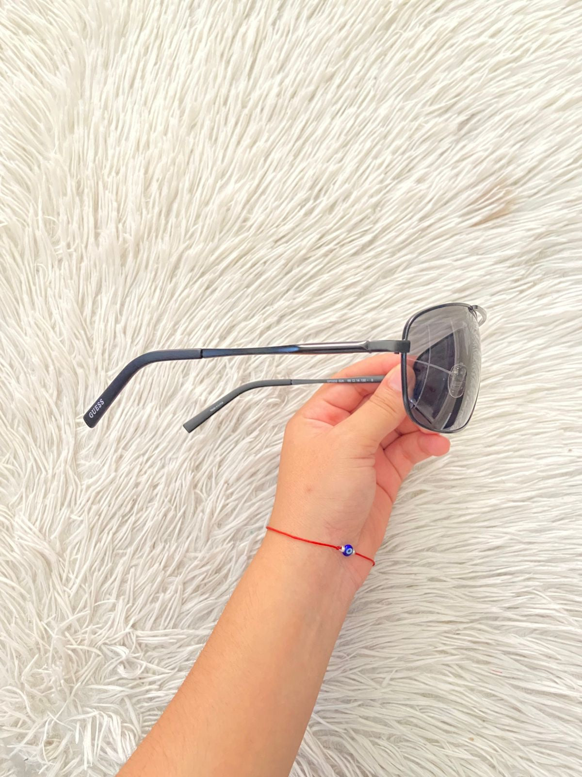 Lentes negros GUESS Original en color negro con micas oscuras nombre de la marca atras.