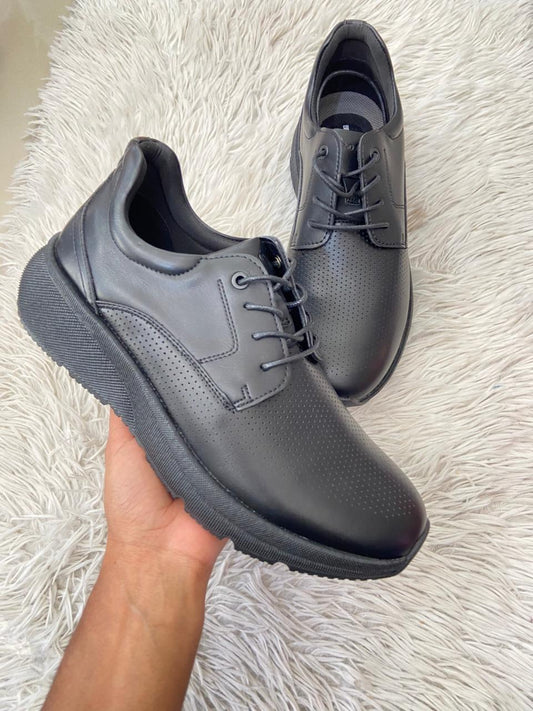 Zapatos BRUNO MARC original negro con cordones en color negro y detalles de hoyitos.