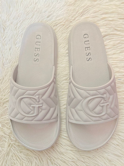 Sandalias GUESS original, gris pálido  con letras G en frente y diseño de textura.