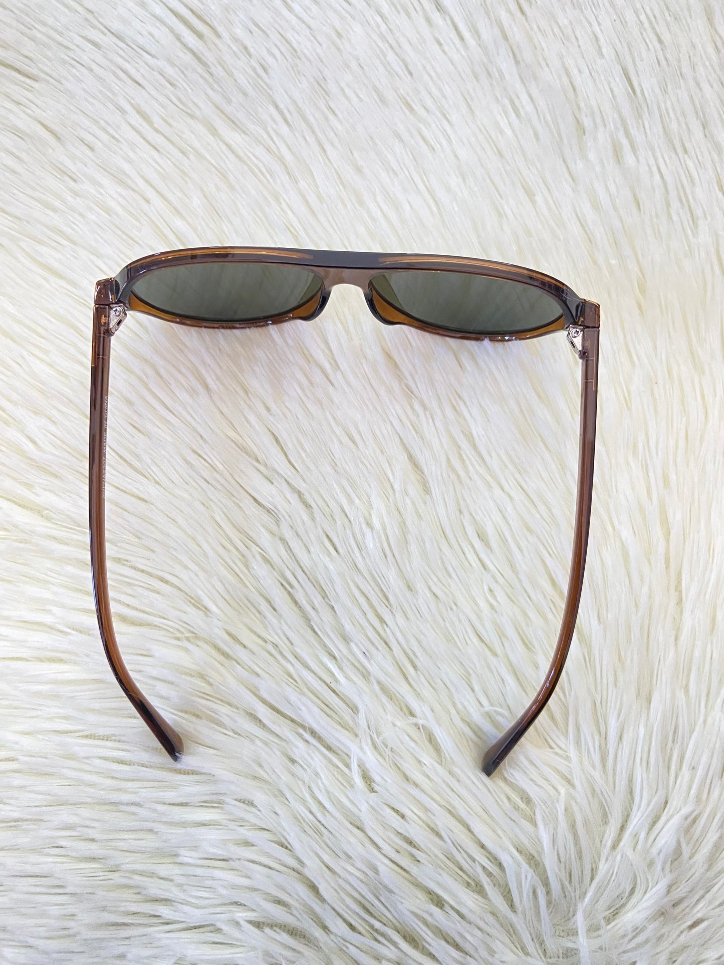 Lentes, marrones con micas en  color verde oscuro y detalles en dorado.